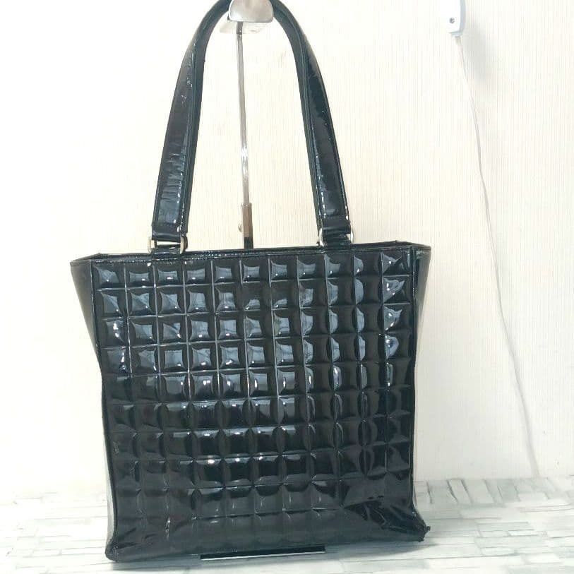 CHANEL Choco Bar Tote Bag – Black Patent Leather – CC Logo