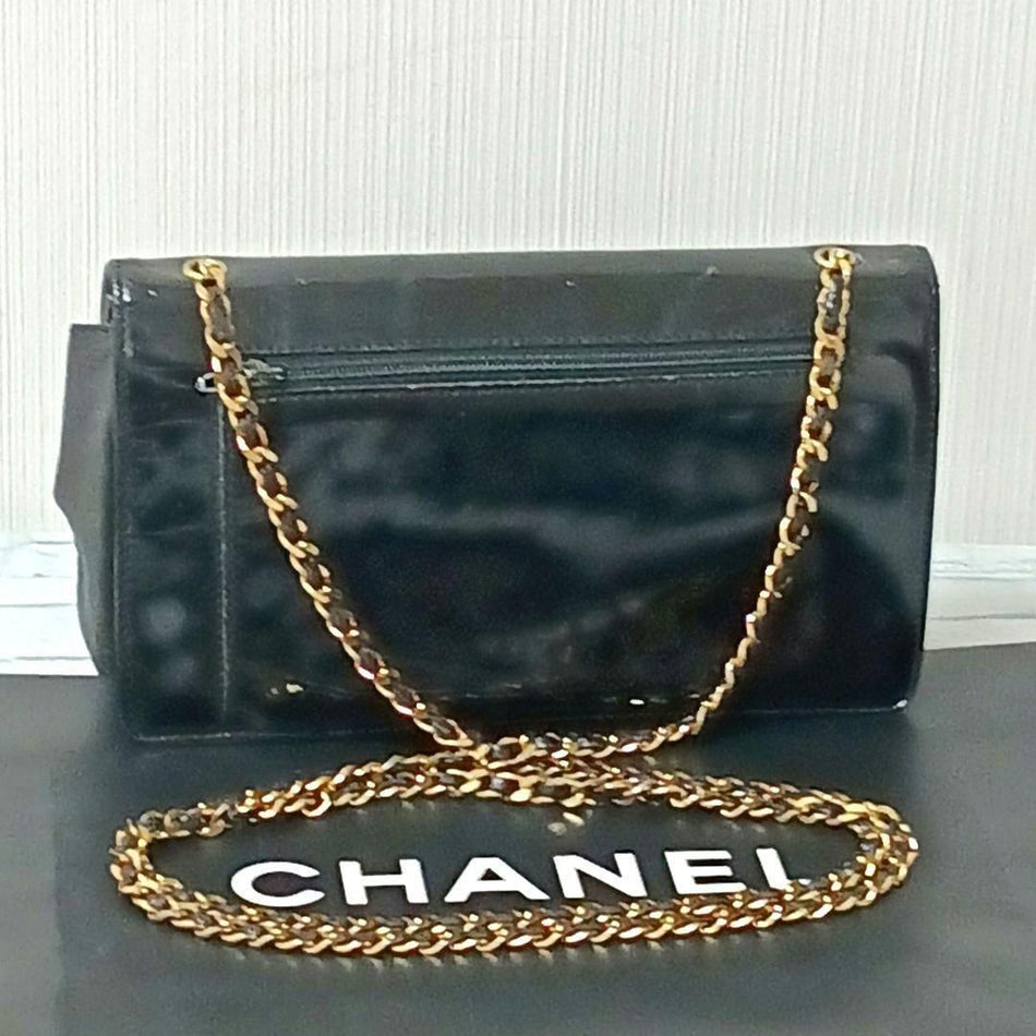 CHANEL Chain Wallet / Chain Shoulder Bag – Black Patent Leather – CC Logo