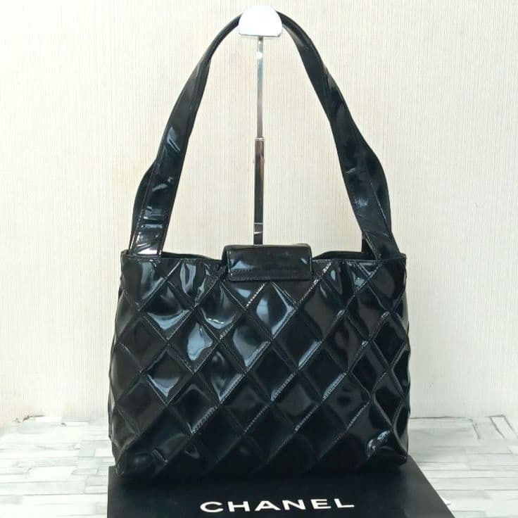 Chanel Matelassé Shoulder Bag – Black Patent Leather – Silver-Tone Hardware